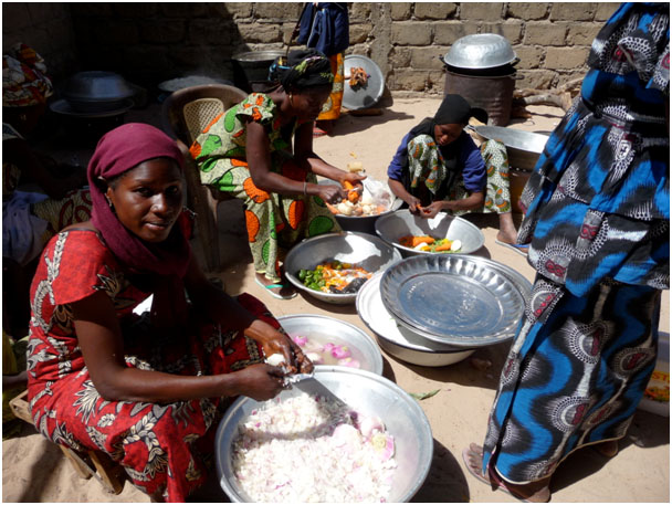 Les mamans preparent le repas de la cantine