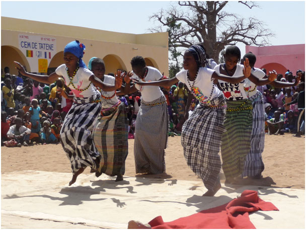 danse locale pour inauguration des dernieres classes