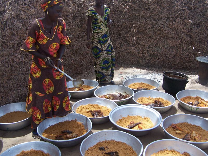 Riz, sauce tomate et quelques légumes préparés par les mamans